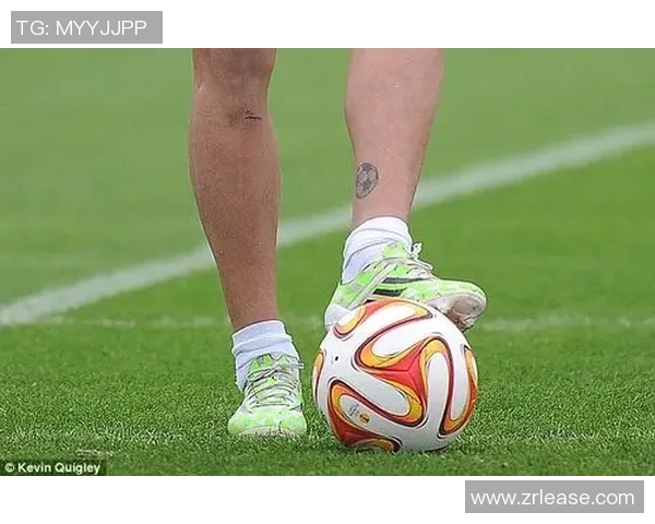 足球明星腿部纹身艺术展示与背后的故事解析